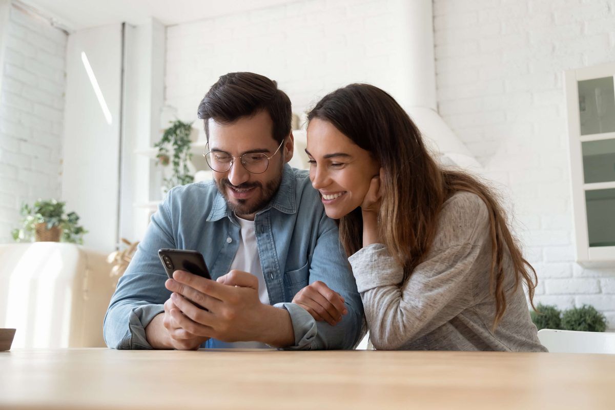 Zwei Personen schauen gemeinsam auf ein Smartphone