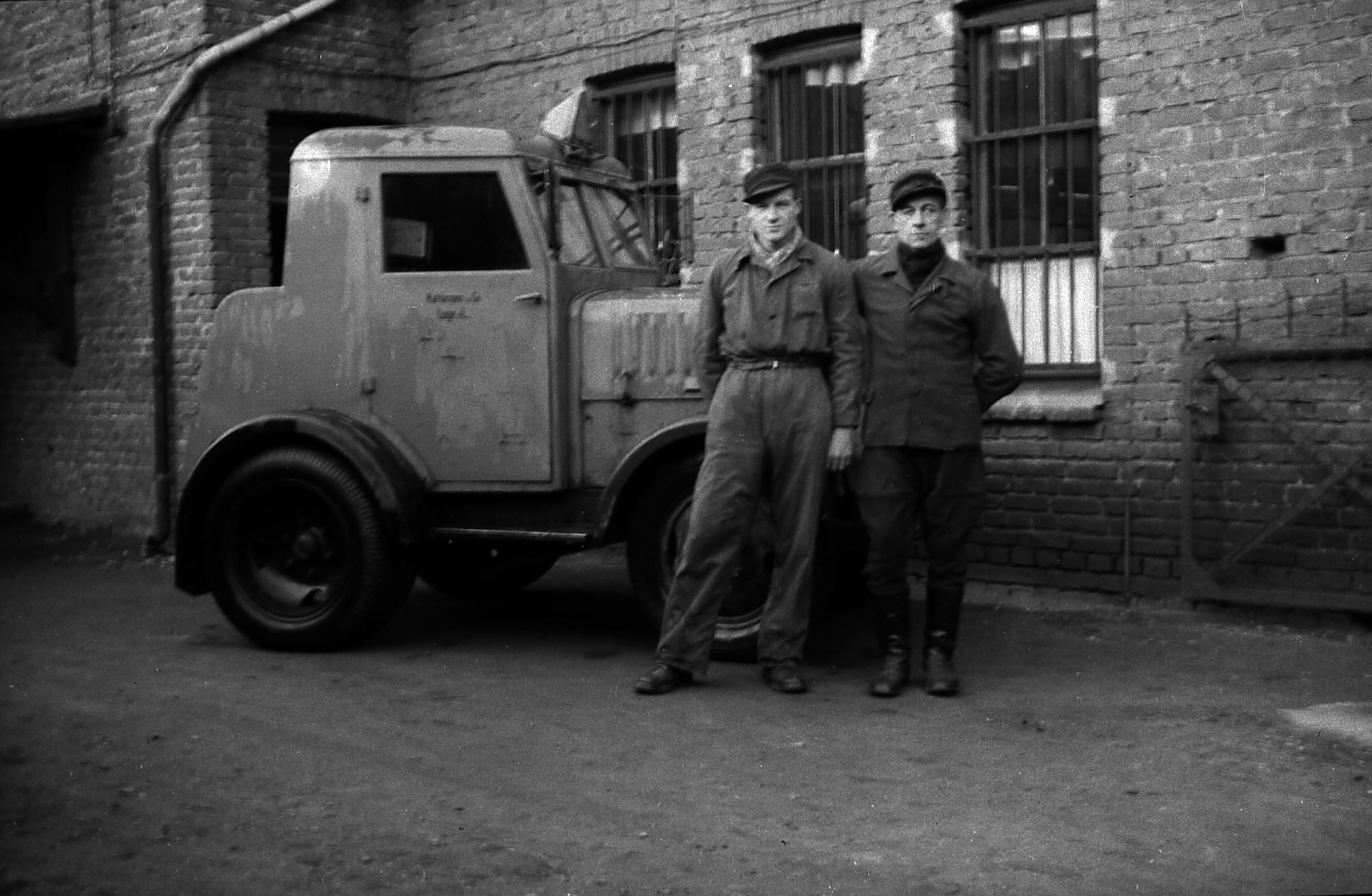 Lastwagen mit zwei Mitarbeitern vor dem Betriebsgebäude, 1945