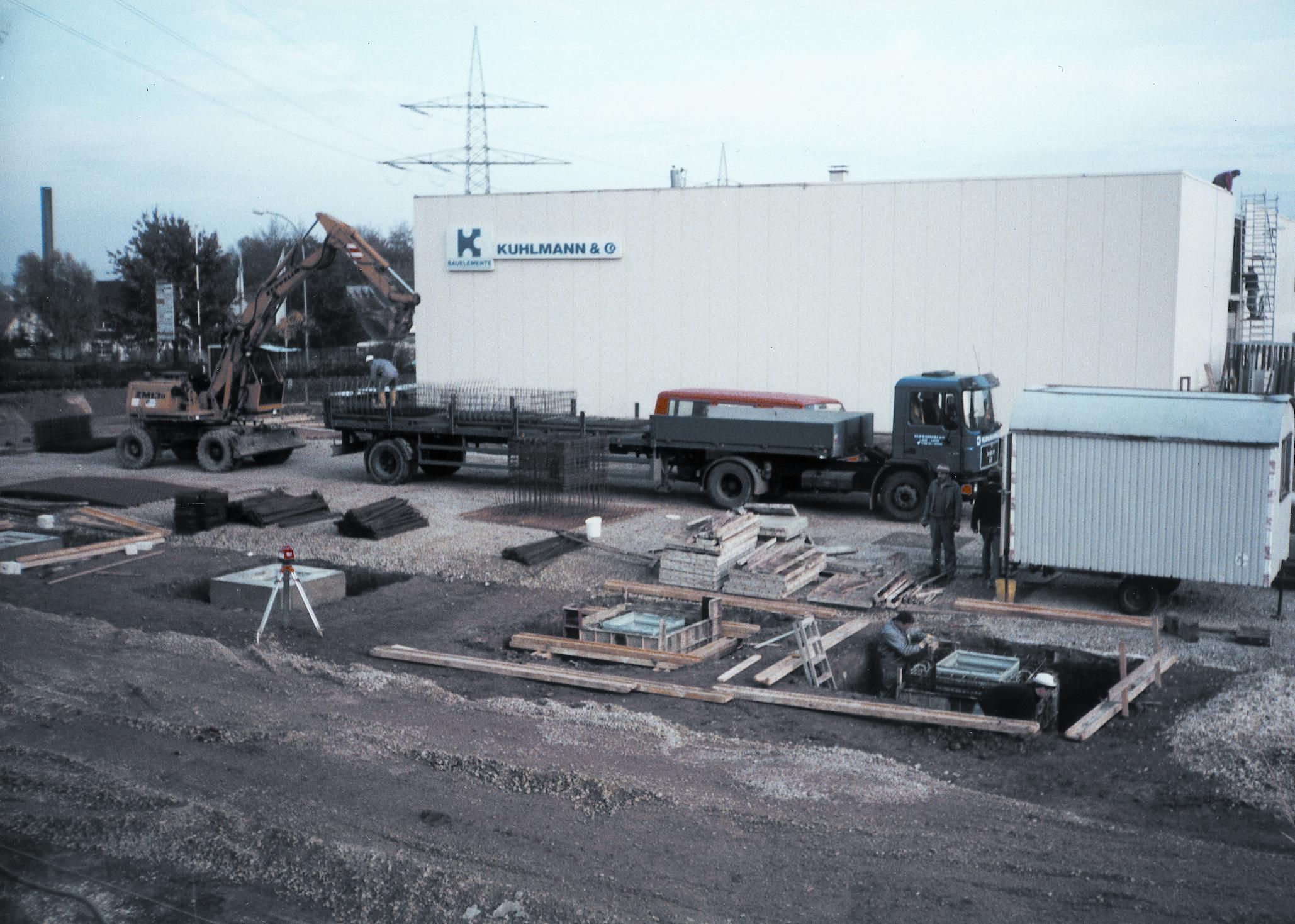 Betriebsgelände mit Lagerhalle und Freilager, 1991