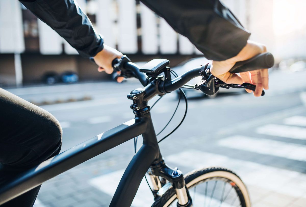 Person fährt mit einem E-Bike