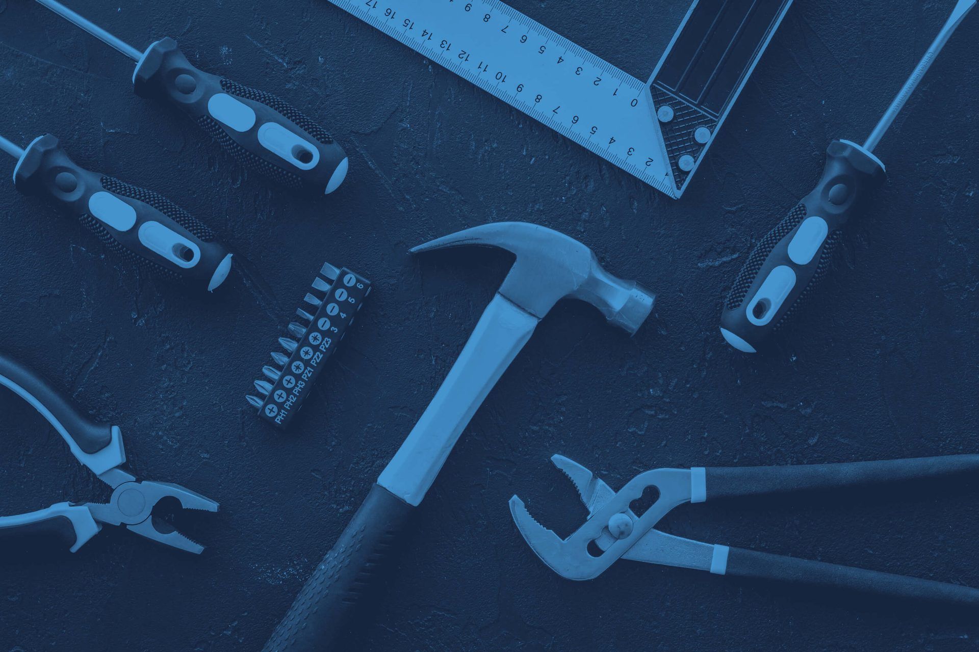 Handwerkzeuge: Hammer, Zangen, Schraubendreher und Schrauben
