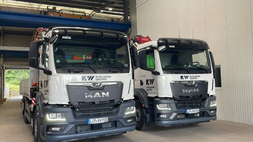 Zwei Kran-LKW der Kuhlmann Gruppe im Fuhrpark der KuhlmannWerreSTAHL