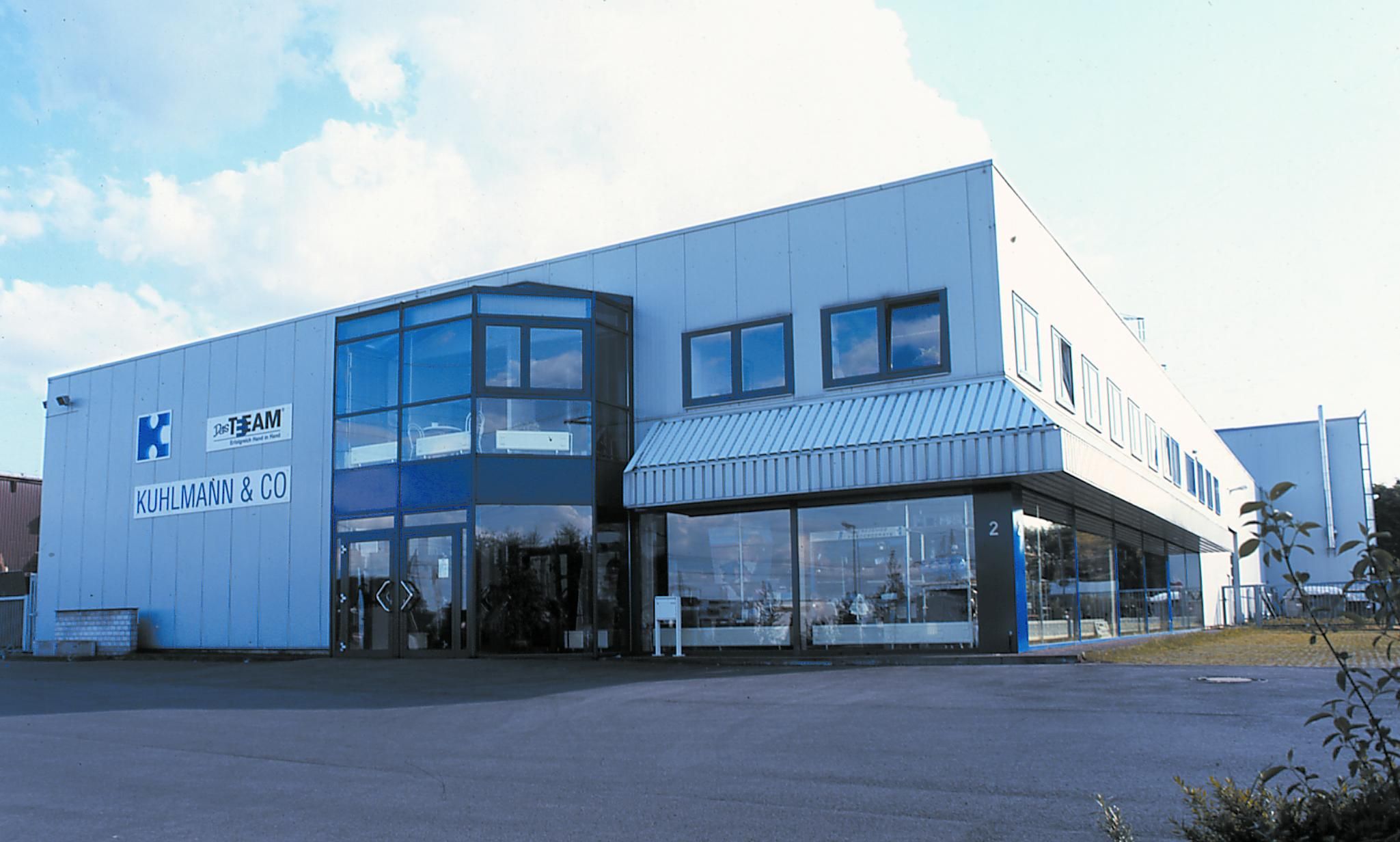 Firmengebäude mit blauer Glasfassade, 2001