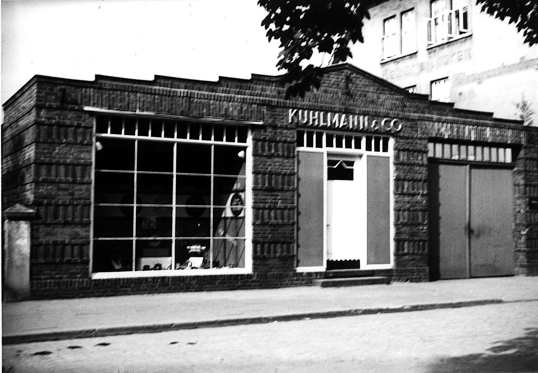 Ladengeschäft Kuhlmann & Co. mit Schaufenster, 1932