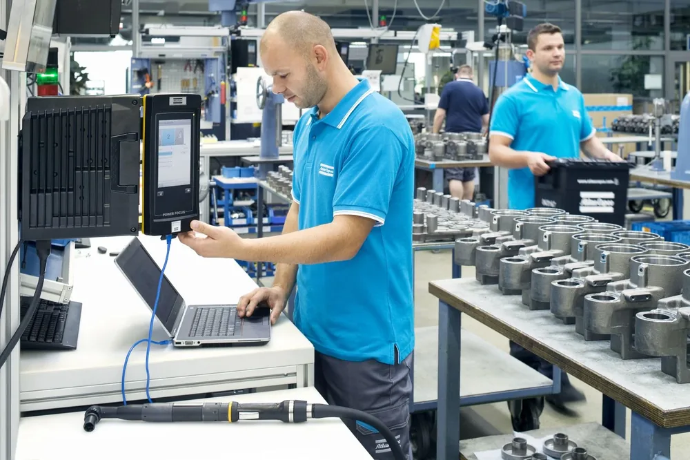 Einrichten einer Atlas-Copco-Schraubersteuerung mit einem Laptop am Montagearbeitsplatz