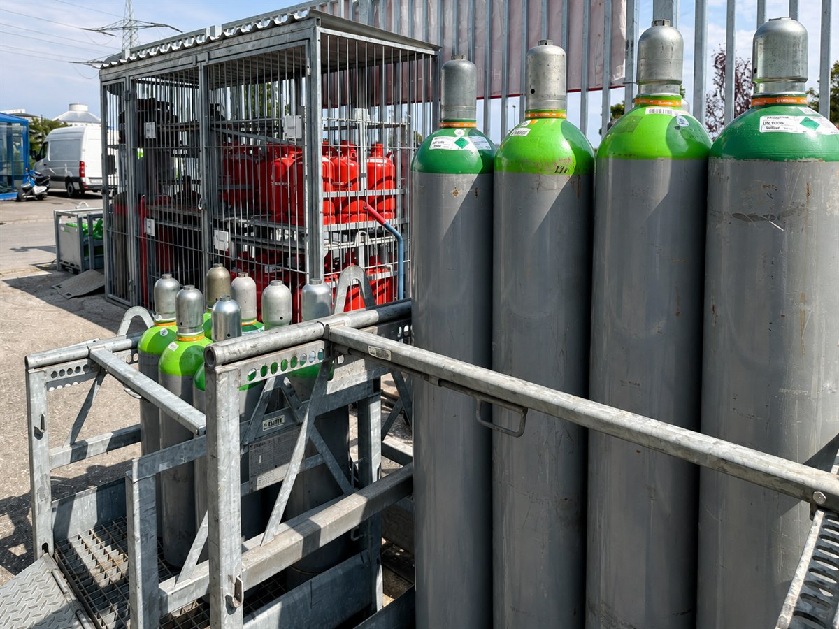 Industriegasflaschen im Gaslager der Kuhlmann Gruppe in Lage
