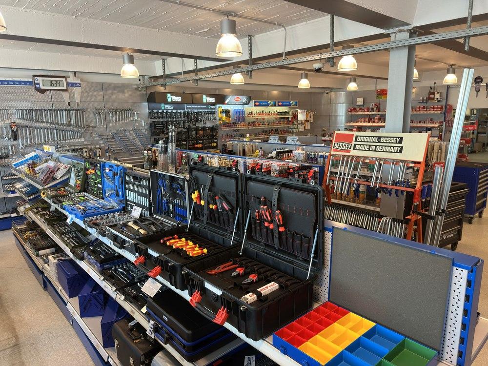 Werkzeugkoffer und Handwerkzeug zum Anfassen im Fachmarkt